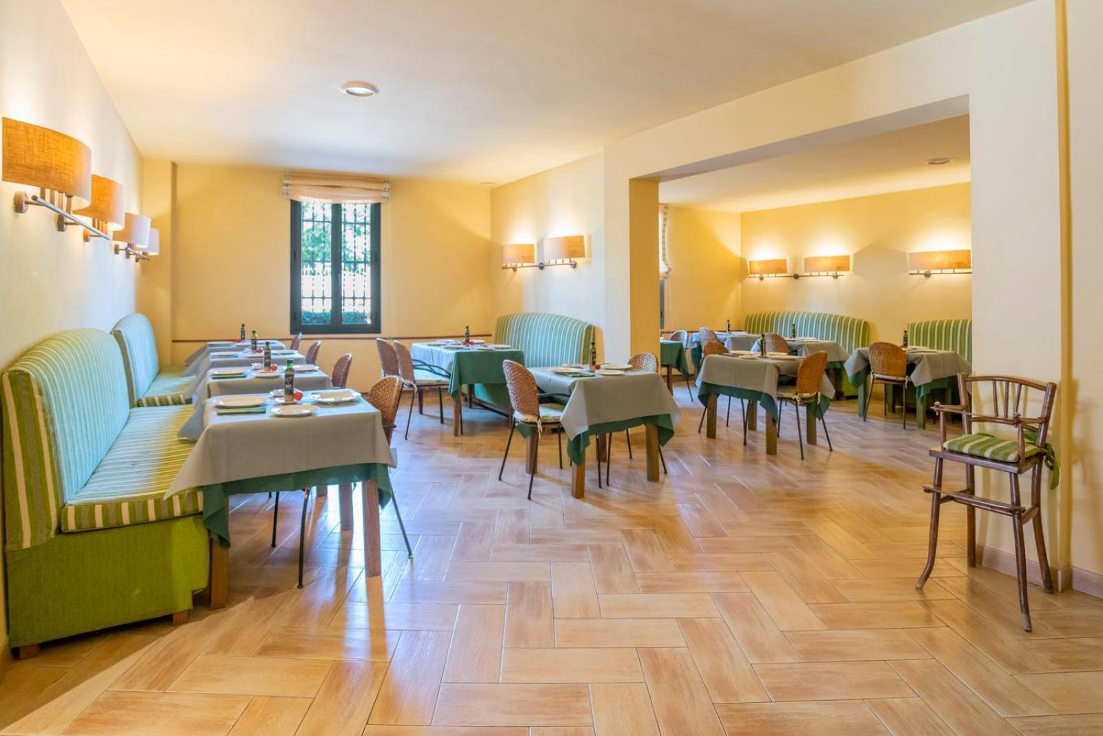 Apartaments Suites Sant Jordi Монтбрио-дель-Камп Экстерьер фото