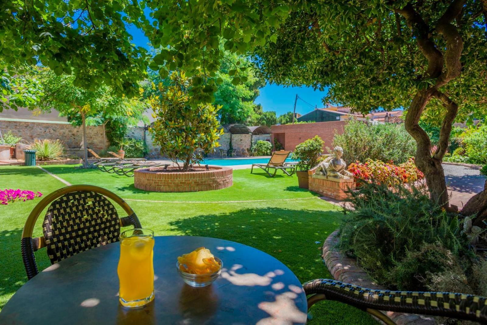 Apartaments Suites Sant Jordi Монтбрио-дель-Камп Экстерьер фото