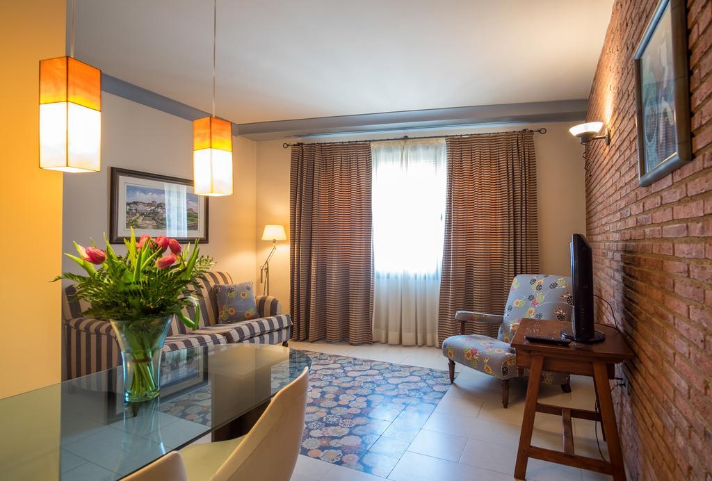 Apartaments Suites Sant Jordi Монтбрио-дель-Камп Экстерьер фото