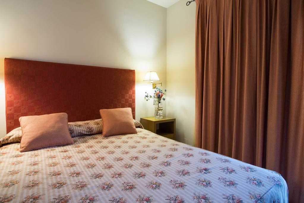 Apartaments Suites Sant Jordi Монтбрио-дель-Камп Экстерьер фото